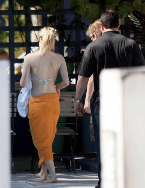 Avril Lavigne in Bikini at Pool in Miami, January 2008 7