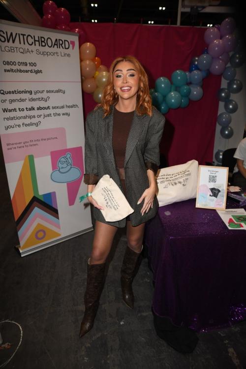 Ella Morgan Helping Charity Switchboard at DragCon, January 2025 1