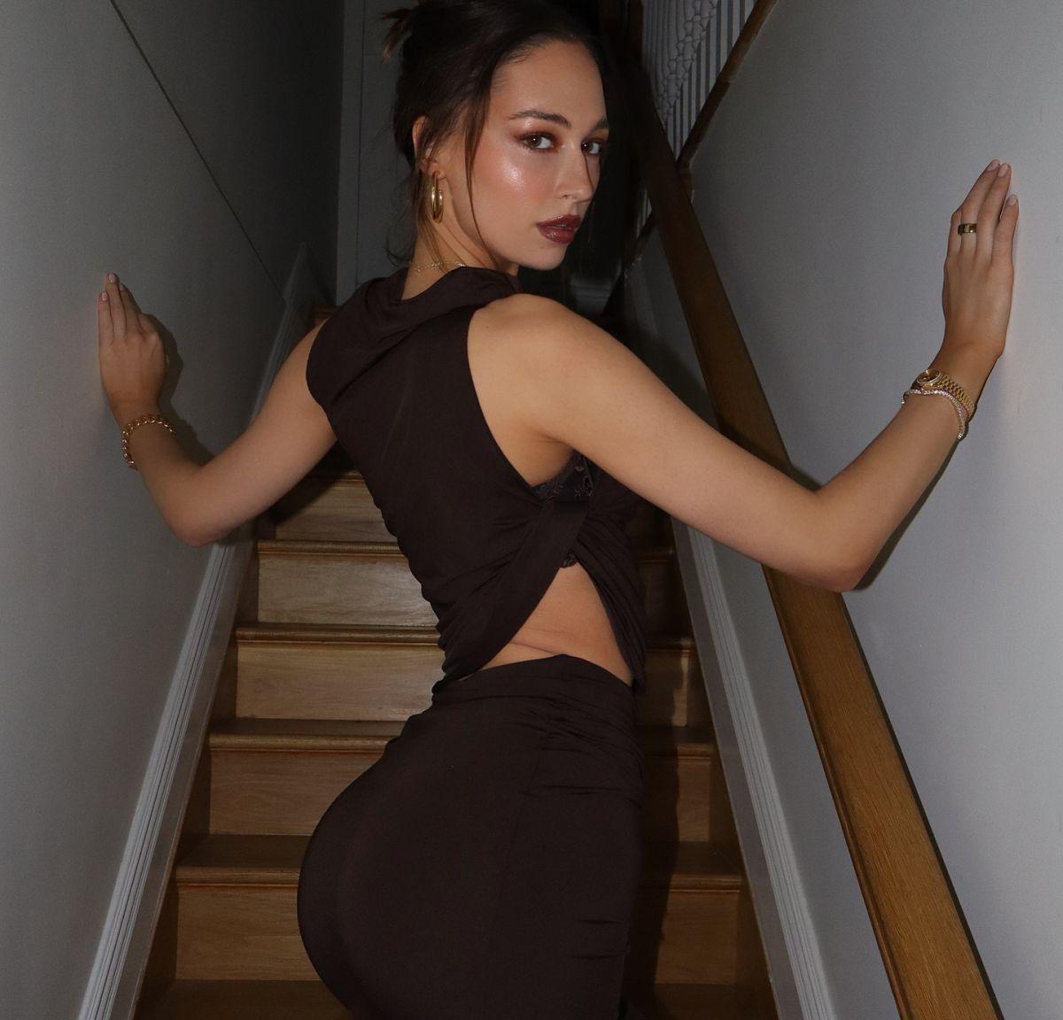 Elsie Hewitt at a Photoshoot, January 2025