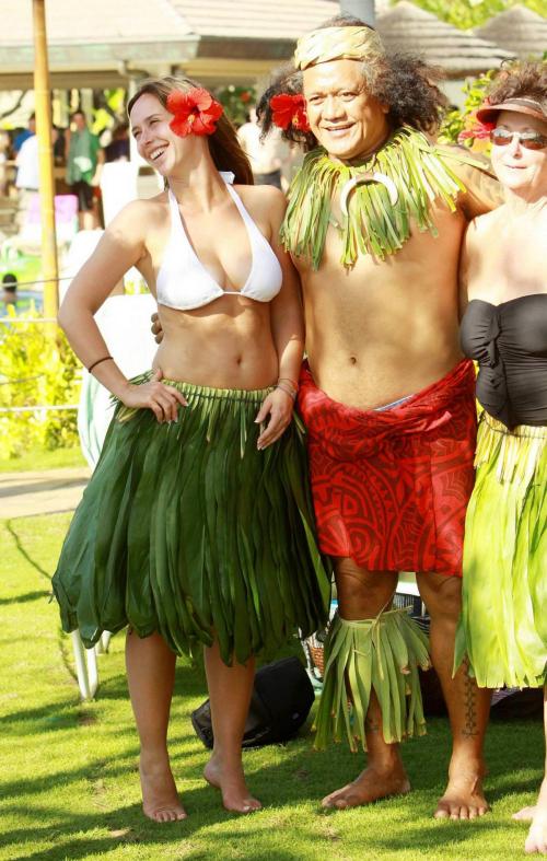 Jennifer Love Hewitt in White Bikini, Maui, January 2011 5