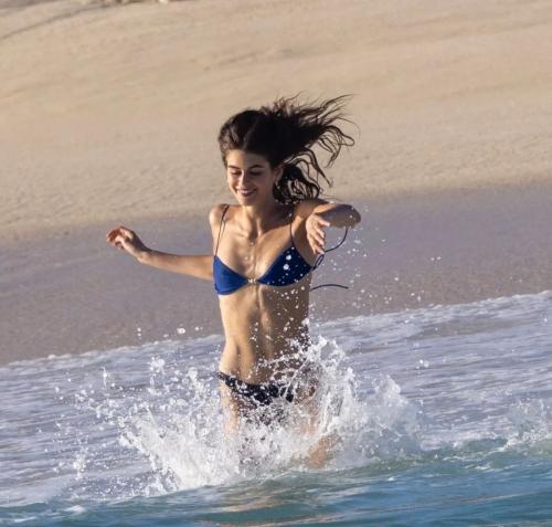 Kaia Gerber in Los Cabos, January 2025 5