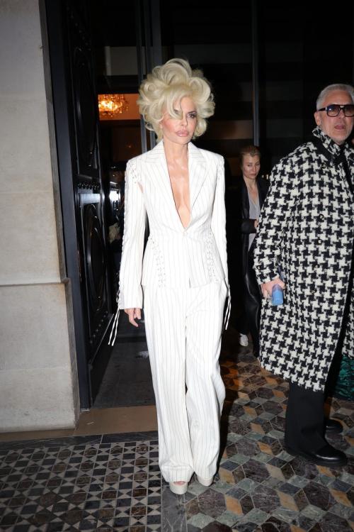 Lisa Rinna in Blonde Wig Arrives at Costes, January 2025 6