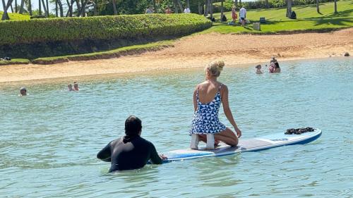 Carrie Underwood Paddleboarding in Hawaii, February 2025 1