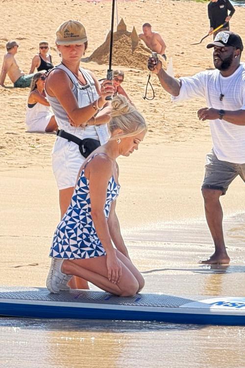 Carrie Underwood Paddleboarding in Hawaii, February 2025 2