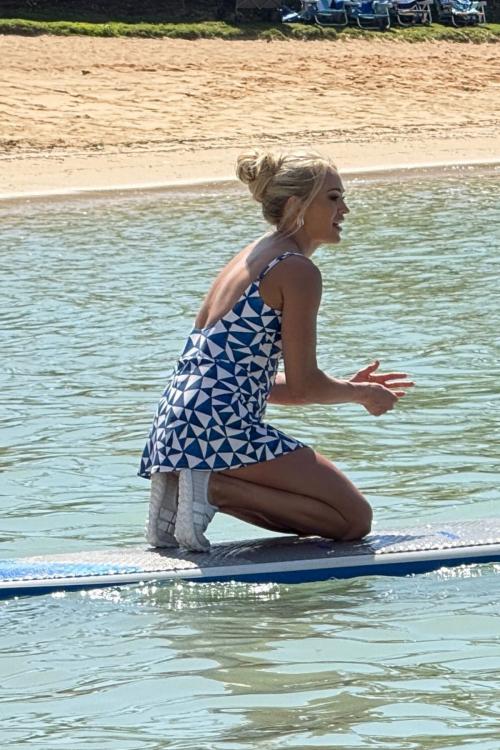 Carrie Underwood Paddleboarding in Hawaii, February 2025 3