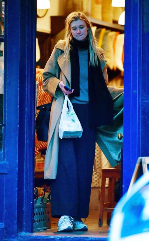 Elizabeth Debicki Spotted Shopping in London, February 2025 4