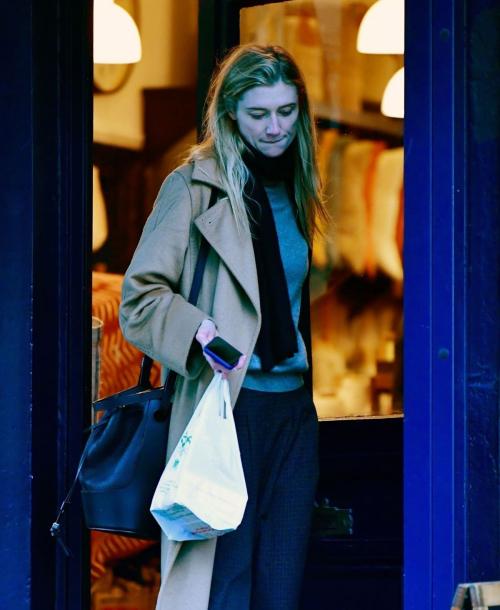 Elizabeth Debicki Spotted Shopping in London, February 2025 6