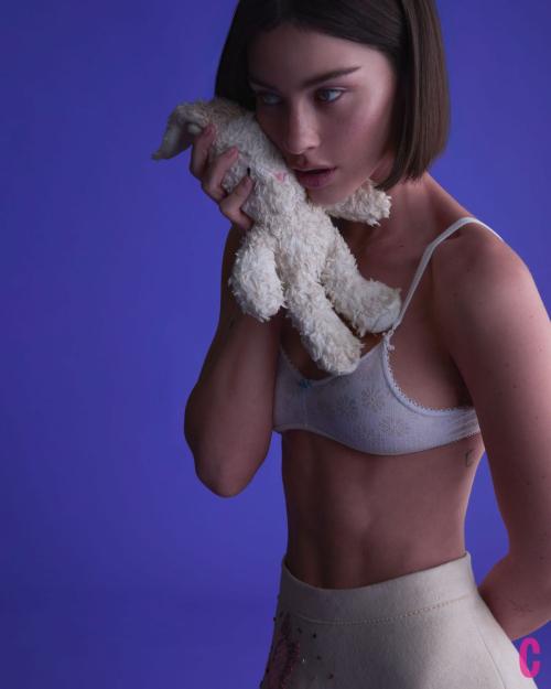 Gracie Abrams for Cosmopolitan Magazine, February 2025 9