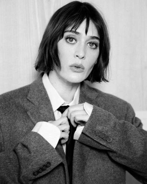 Lizzy Caplan for Numero Netherlands Digital, February 2025 4
