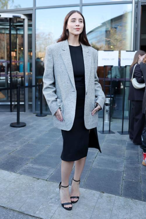 Caylee Cowan Arrives at Stella McCartney Fashion Show, Paris, March 2025 1