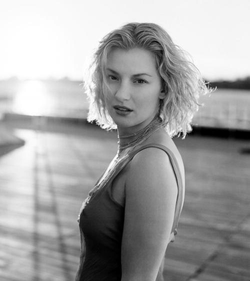 Gretchen Mol’s Rare InStyle April 1999 Photoshoot – Exclusive Vintage Shots 5