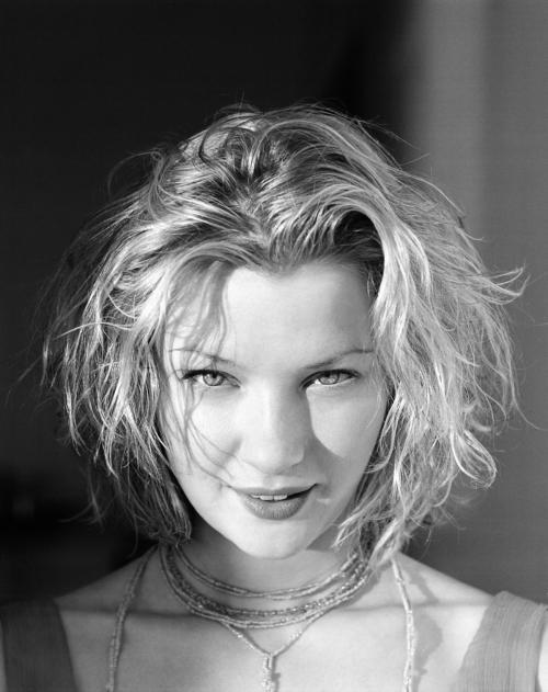 Gretchen Mol’s Rare InStyle April 1999 Photoshoot – Exclusive Vintage Shots 7