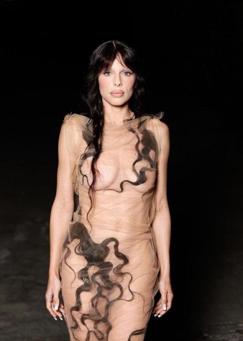 Julia Fox at Vanity Fair Oscar Party, Los Angeles, February 2025 5