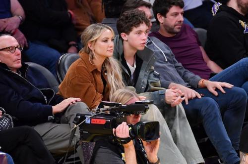 Kate Hudson Enjoys Basketball Game in LA, March 2025 2