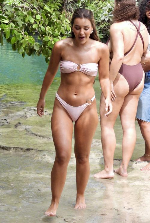 Lucinda Strafford in Bikini at Cancun Beach, March 2025 8