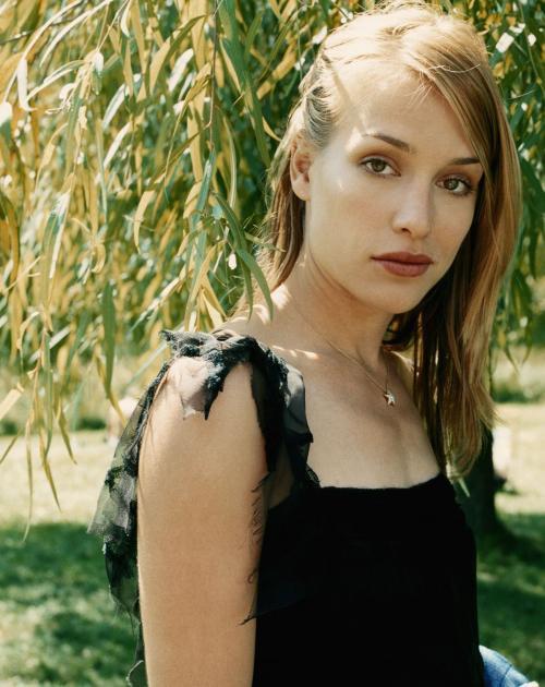 Piper Perabo’s Iconic Allure December 2003 Photoshoot & Feature 7