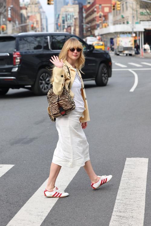 Pregnant Jennifer Lawrence in West Village, March 2025 6