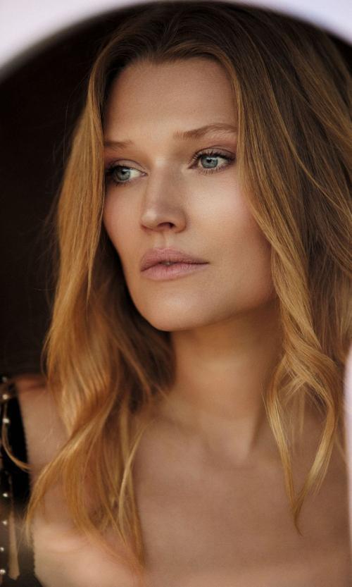 Roni Garrn for ¡Hola! Fashion, April 2025 1
