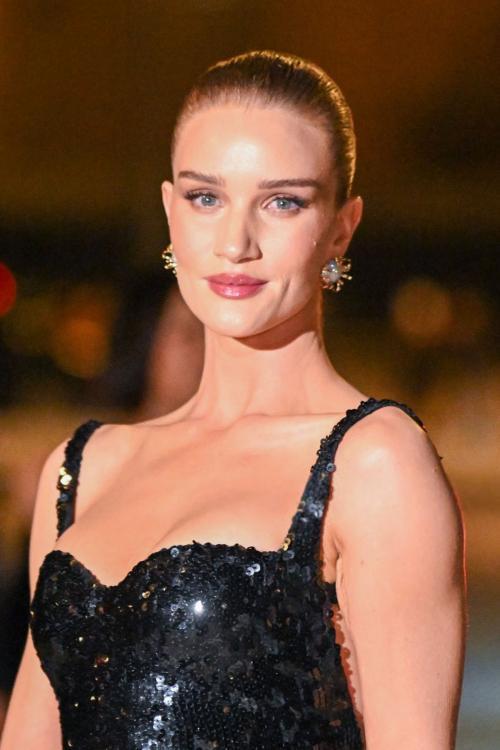 Rosie Huntington-Whiteley Arrives at Le Grand Diner du Louvre in Paris, March 2025 3
