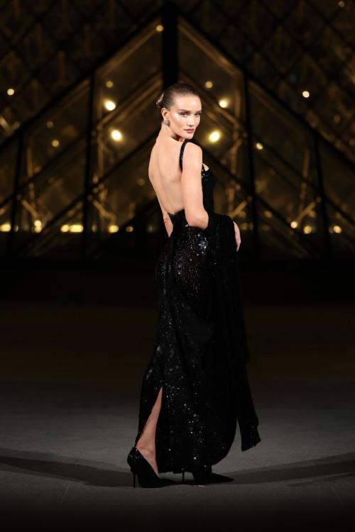 Rosie Huntington-Whiteley Arrives at Le Grand Diner du Louvre in Paris, March 2025 4