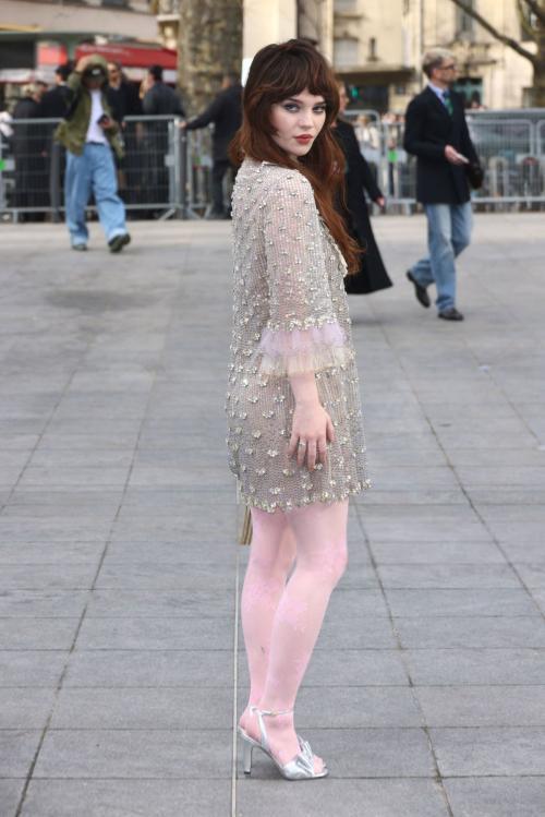 Sophie Thatcher Arrives at Valentino Show at Paris Fashion Week, March 2025 6