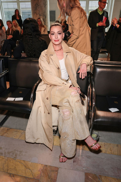 Anne Hathaway at Ralph Lauren Fall Show in New York, April 2025 9