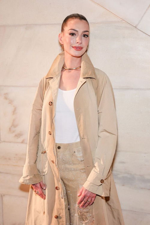 Anne Hathaway at Ralph Lauren Fall Show in New York, April 2025 5