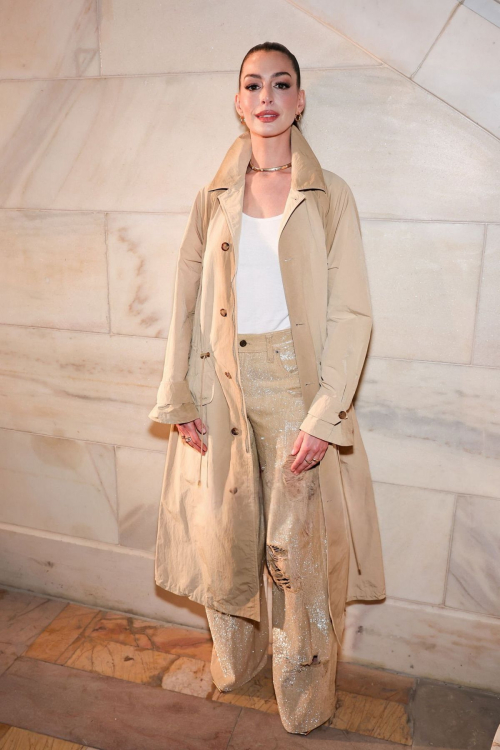 Anne Hathaway at Ralph Lauren Fall Show in New York, April 2025 6