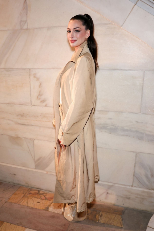 Anne Hathaway at Ralph Lauren Fall Show in New York, April 2025 7