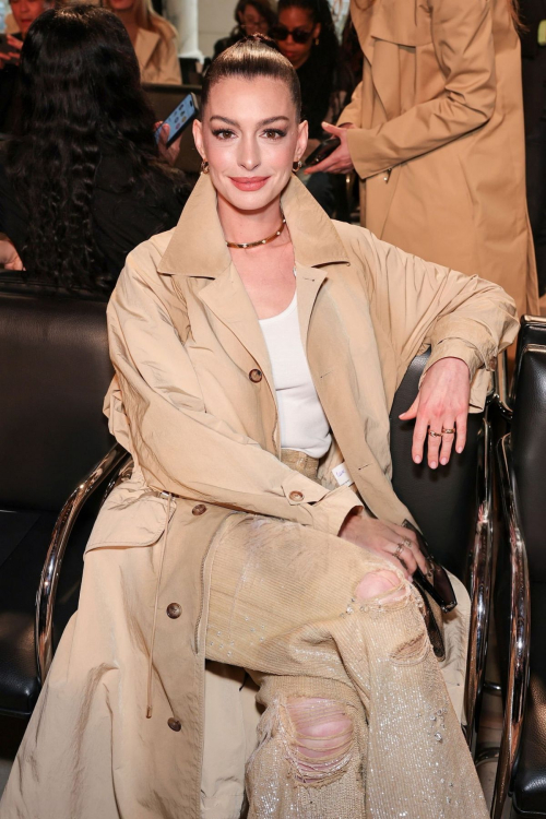 Anne Hathaway at Ralph Lauren Fall Show in New York, April 2025 8