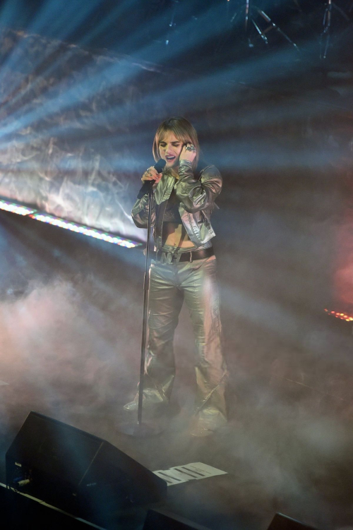 Joanna Jojo Levesque Performs Live in Louisville, April 2025 4