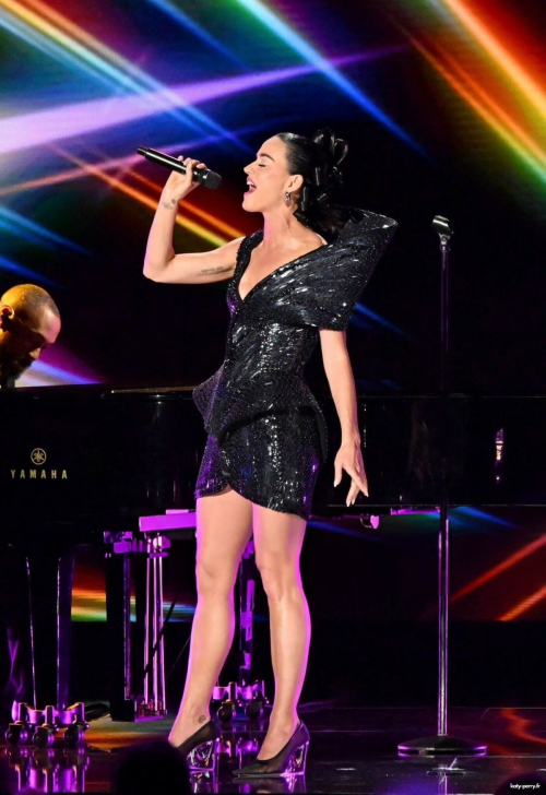 Katy Perry Performs at Breakthrough Prize Ceremony, April 2025 3