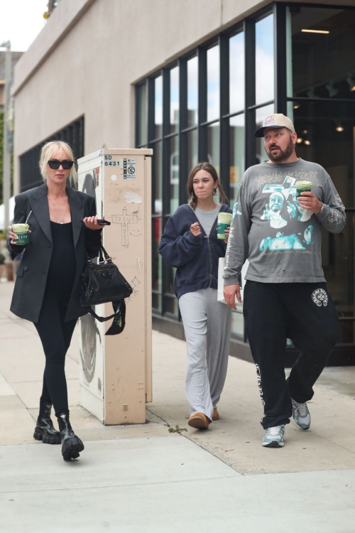 Kimberly Stewart Leaves Farmers Market with Boyfriend, April 2025 2
