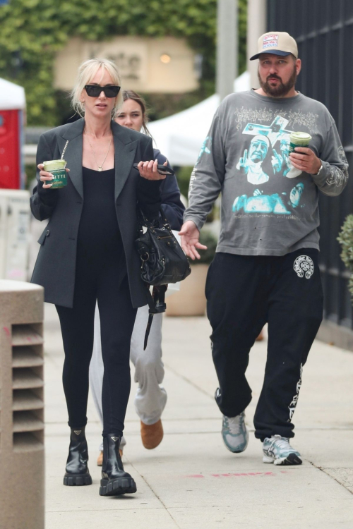 Kimberly Stewart Leaves Farmers Market with Boyfriend, April 2025 4