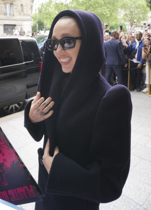 Miley Cyrus Signing Autographs and Posing for Photos in Paris, April 2025 4