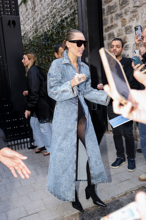 Miley Cyrus Signing Autographs and Posing for Photos in Paris, April 2025 5