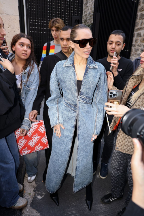 Miley Cyrus Signing Autographs and Posing for Photos in Paris, April 2025 6