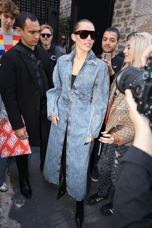 Miley Cyrus Signing Autographs and Posing for Photos in Paris, April 2025 7