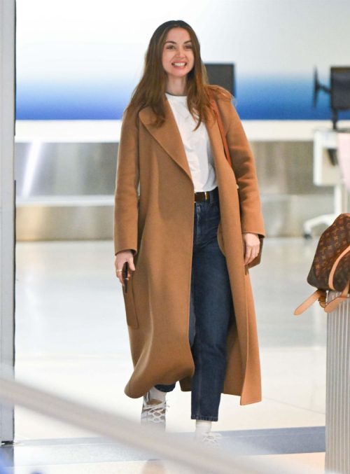 Ana de Armas at JFK Airport in New York, May 2025 2