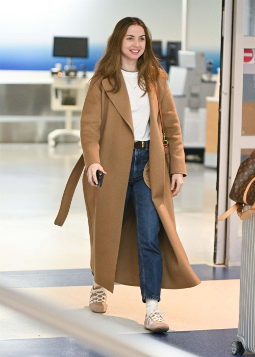 Ana de Armas at JFK Airport in New York, May 2025 5