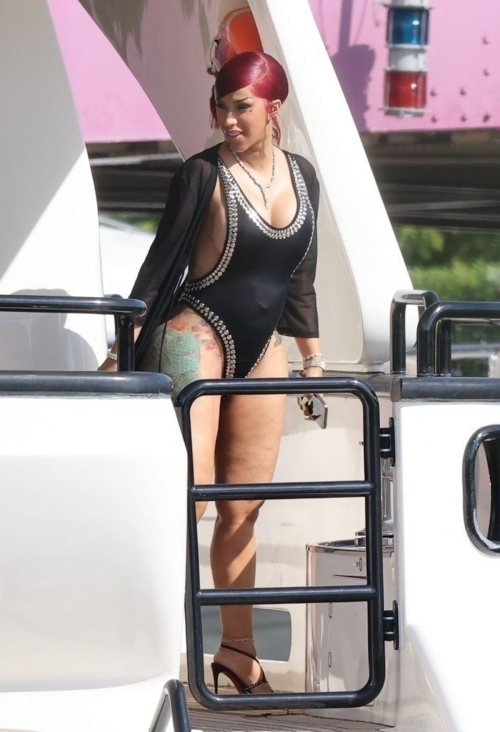 Cardi B in swimsuit on a yacht in Miami, May 2025 2