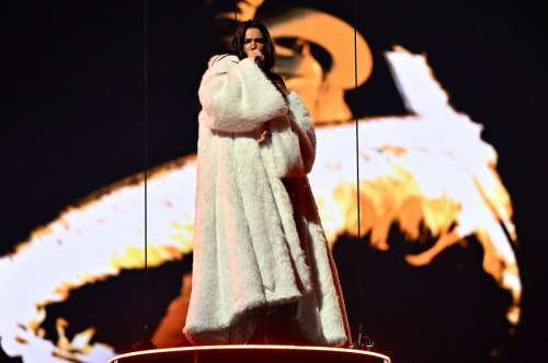 Dua Lipa Performs Radical Optimism Tour in Paris, May 2025 3