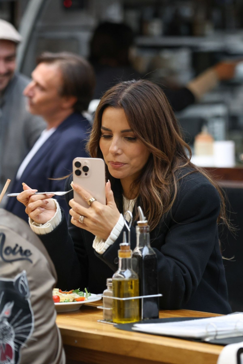 Eva Longoria at Marche des Enfants Rouge Paris, May 2025 3