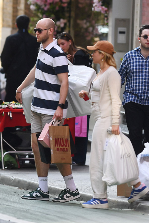 Florence Pugh Shopping with Mystery Man in NYC, May 2025 2