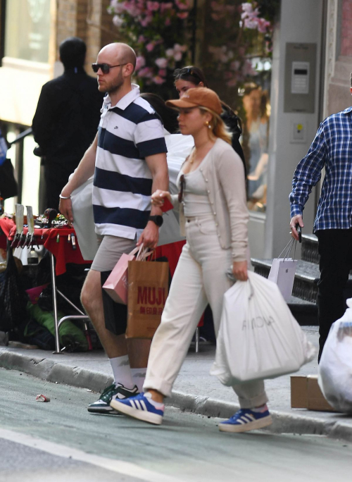 Florence Pugh Shopping with Mystery Man in NYC, May 2025 3