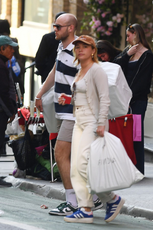 Florence Pugh Shopping with Mystery Man in NYC, May 2025 4