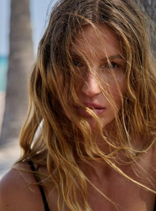 Gisele Bundchen in Vogue France feature, June 2025 14