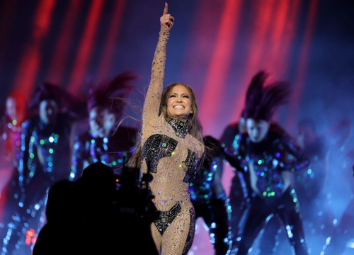 Jennifer Lopez Hosts American Music Awards in Las Vegas, May 2025 4