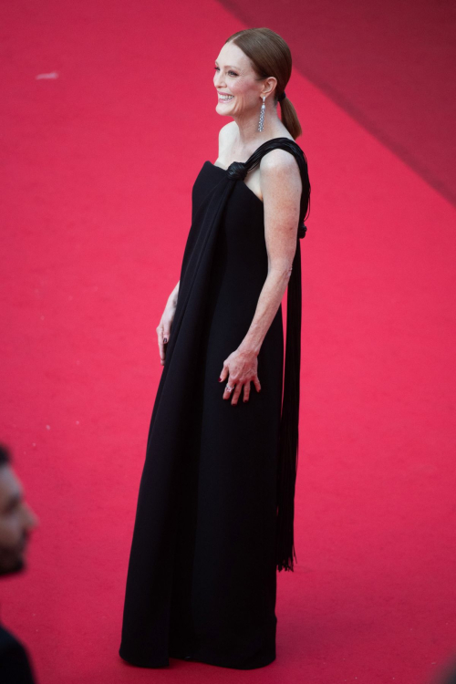 Julianne Moore at Phoenician Scheme Cannes Premiere, May 2025 6