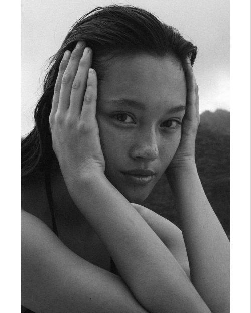 Lily Chee photoshoot in casual style, May 2025 2